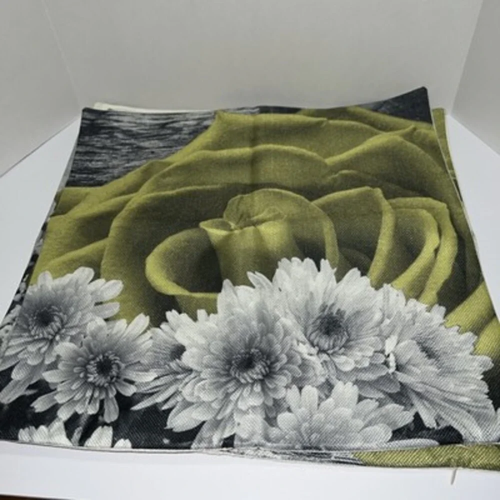 Flower Throw Pillow Covers Lot Of 4 Green/white 17.5’’ X 17.5’’